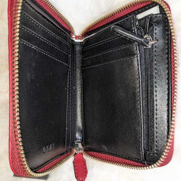 🆕🔥 DKNY Women's Red Vela Quilted Chevron Wallet, S, Red/Gold - Picture 5 of 6